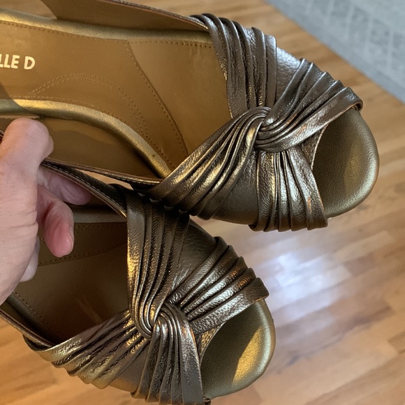 Michelle D Gold metallic sandals low heel - Picture 6 of 7